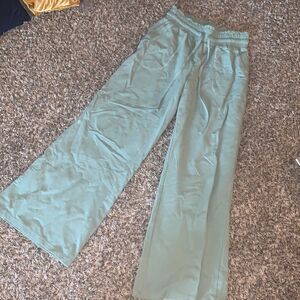 Calme by Johnny Was green sweatpants, size M.